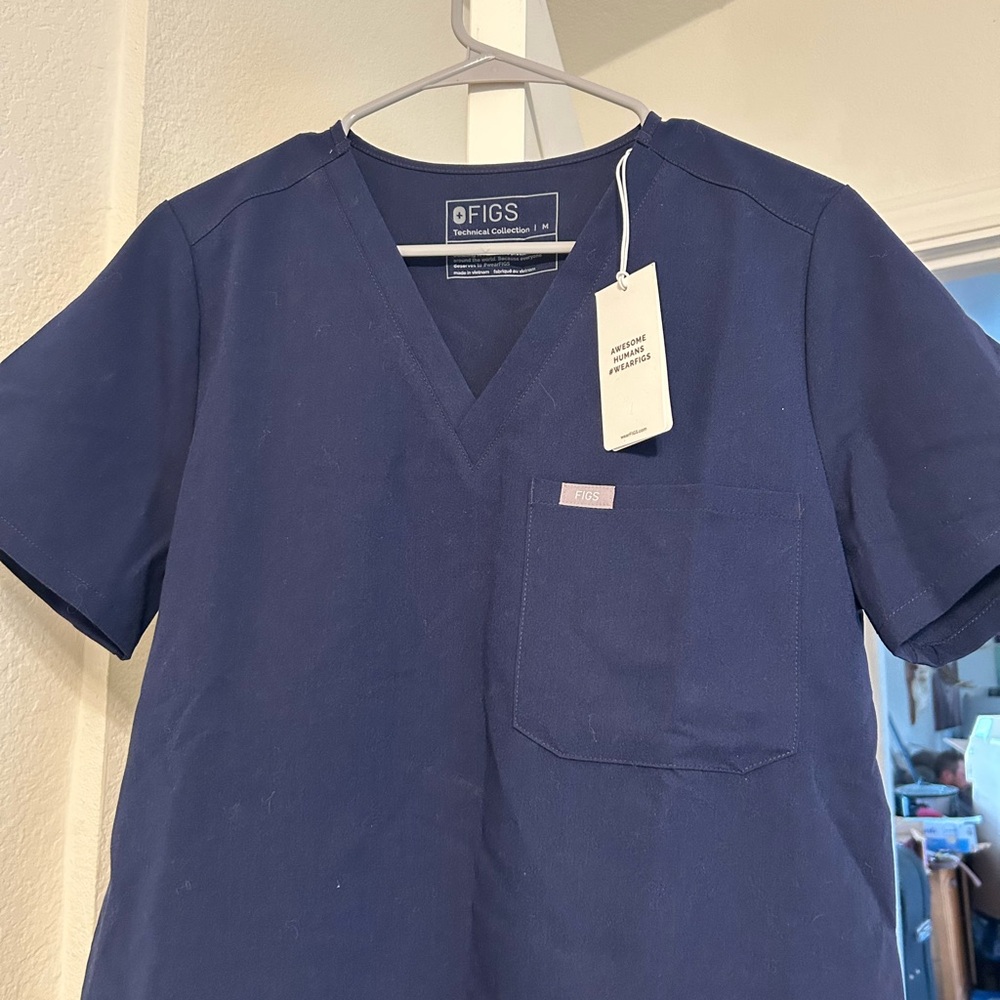 FIGS Catarina One-Pocket Scrub Top – Navy – Size Medium (NWT)